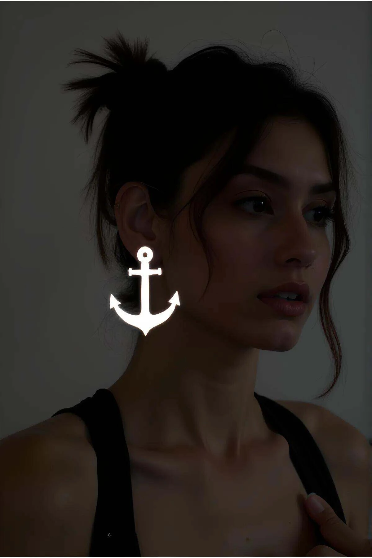 Beyaz Reflektörlü Çapa Küpe, Şık Lazer Kesim Küpe - APBJ020