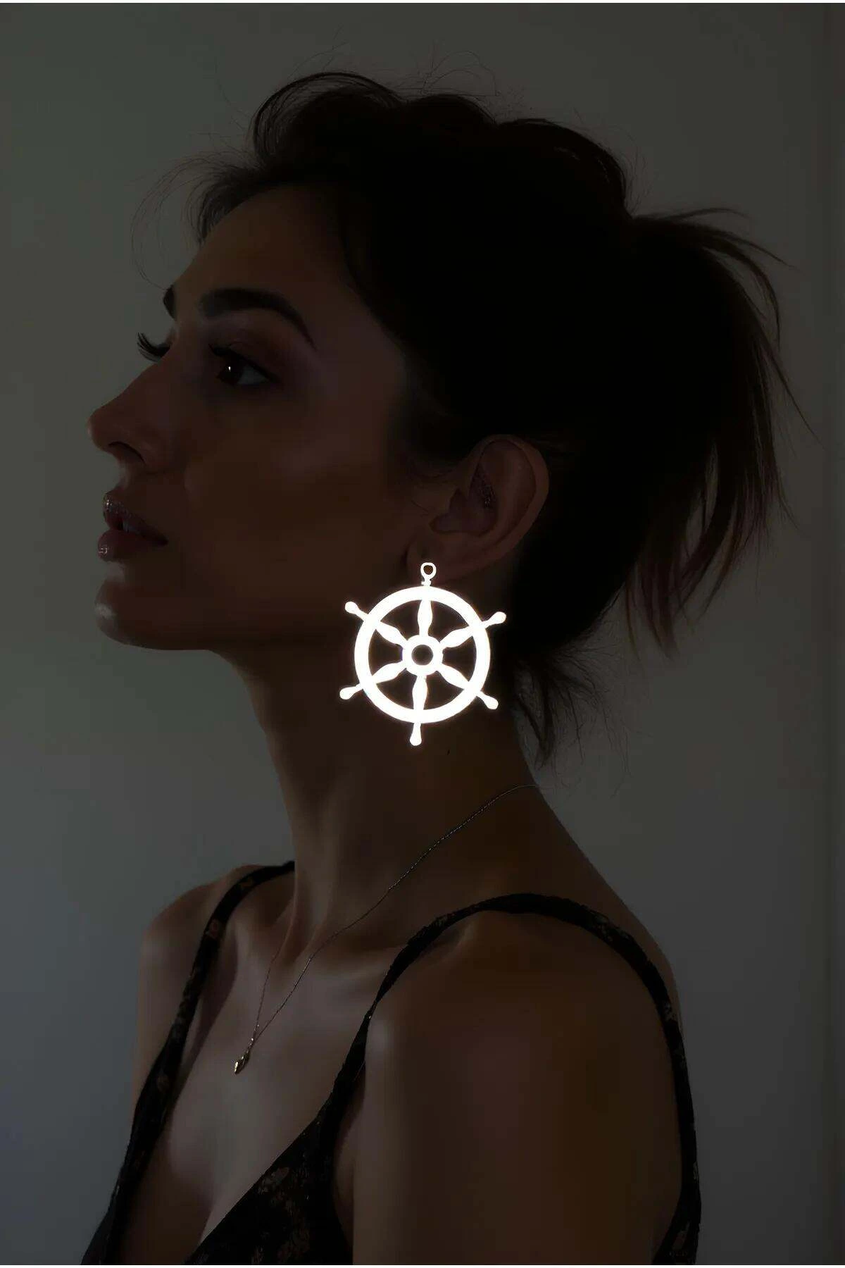 Beyaz Reflektörlü Dümen Küpe, Şık Lazer Kesim Küpe - APBJ021