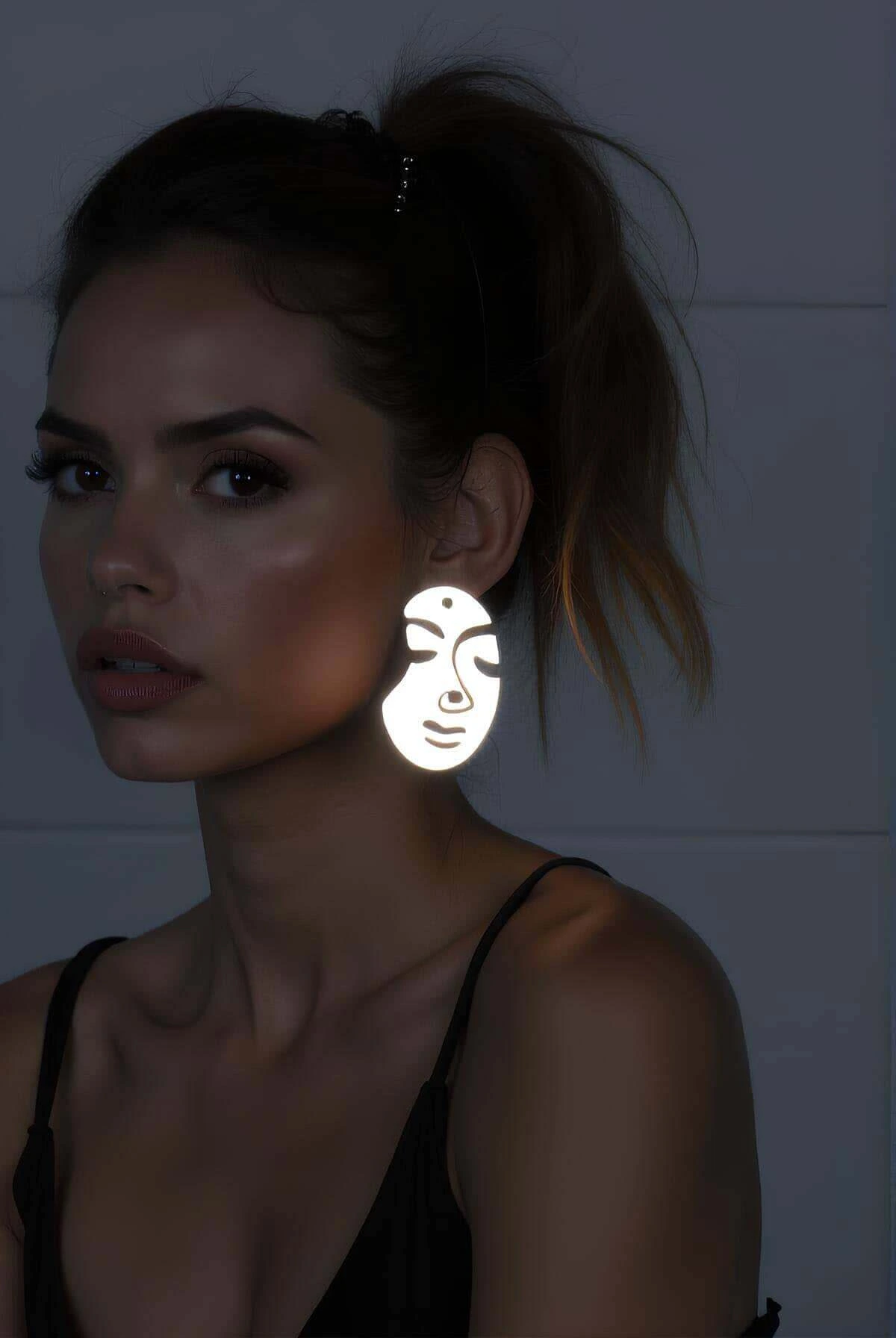 Beyaz Reflektörlü Soyut Kadın Yüzü Küpe, Şık Lazer Kesim Küpe - APBJ005