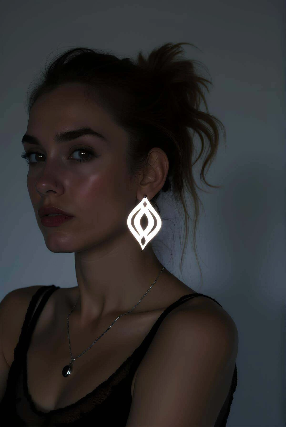 Beyaz Reflektörlü Motif Damla Küpe, Şık Lazer Kesim Küpe - APBJ008