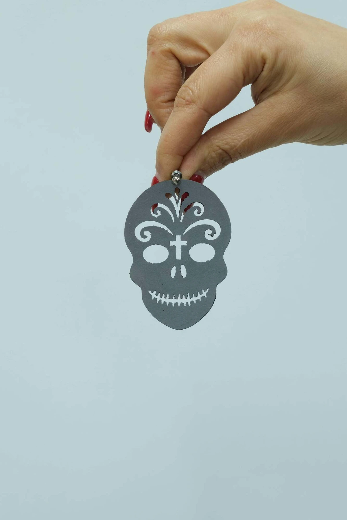 Beyaz Reflektörlü Kurukafa Gotik Küpe, Tarz Lazer Kesim Küpe - APBJ014