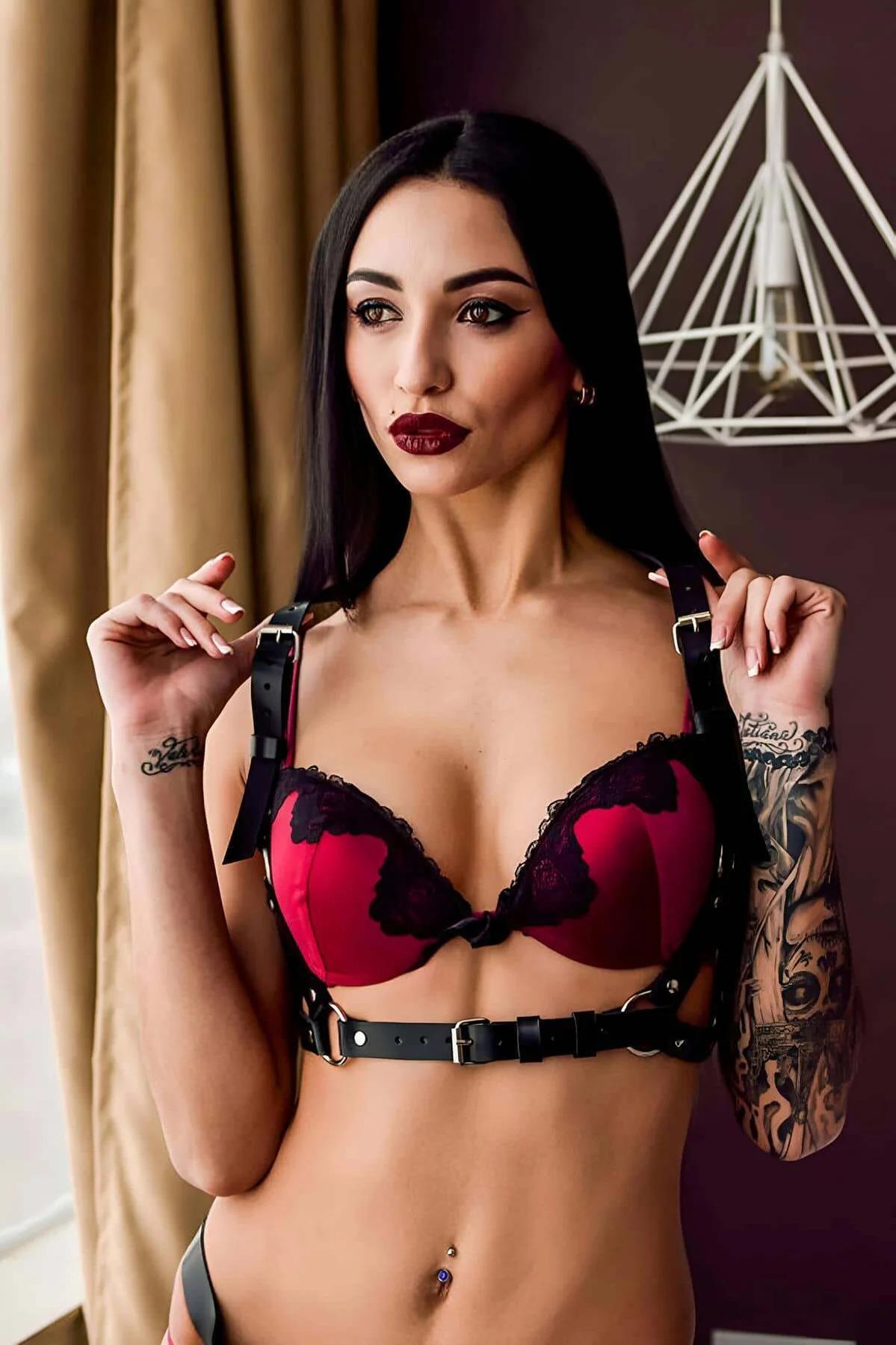Full Body Harness with Detachable Chain Detail