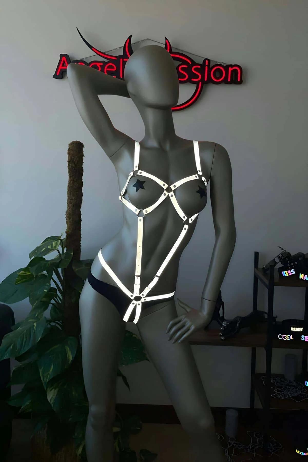 Reflective Body Harness with O-Ring Detail