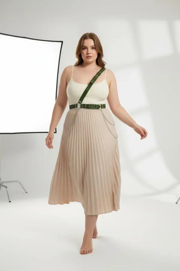 ខ្សែក្រវ៉ាត់ ស្ពាយ ឆៀង ស្បែក សិប្បនិម្មិត ពណ៌ បៃតង អូលីវ ជាមួយ ខ្សែស្មា ឆៀង និង ច្រវាក់ ដែក ពីរ ជាន់ នៅ ចំហៀង ត្រគាក