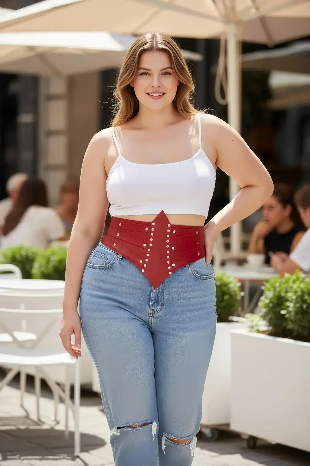 ខ្សែក្រវ៉ាត់ Corset ពណ៌ក្រហមបង្ហាញពីគ្រាប់ដែកប្រាក់ដាំយ៉ាងស្អាតនៅលើសាច់ស្បែកសិប្បនិម្មិត