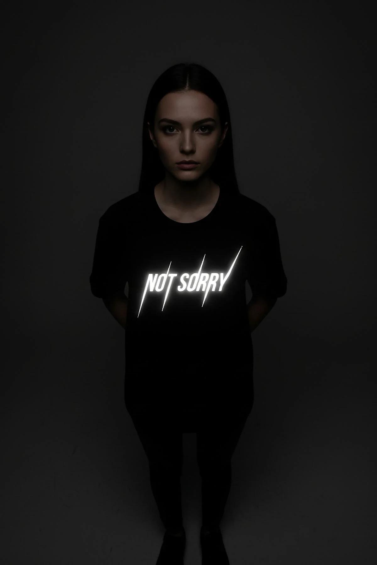 NOT SORRY baskılı siyah tişört tam boy model üzerinde oversize düşüş ve kol boyu