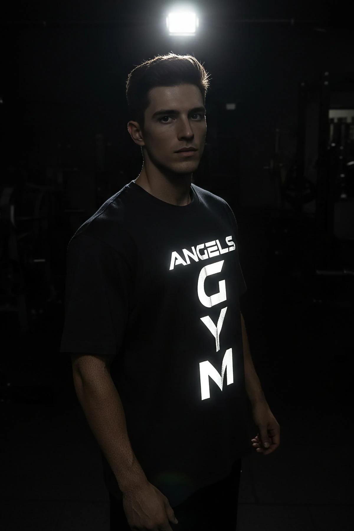 pamuklu spor tişört siyah oversize arka profil gym arka planı