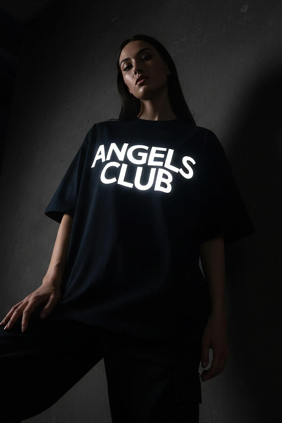 siyah oversize tişört sırt baskılı reflektör angels club yazısı karanlık arka plan