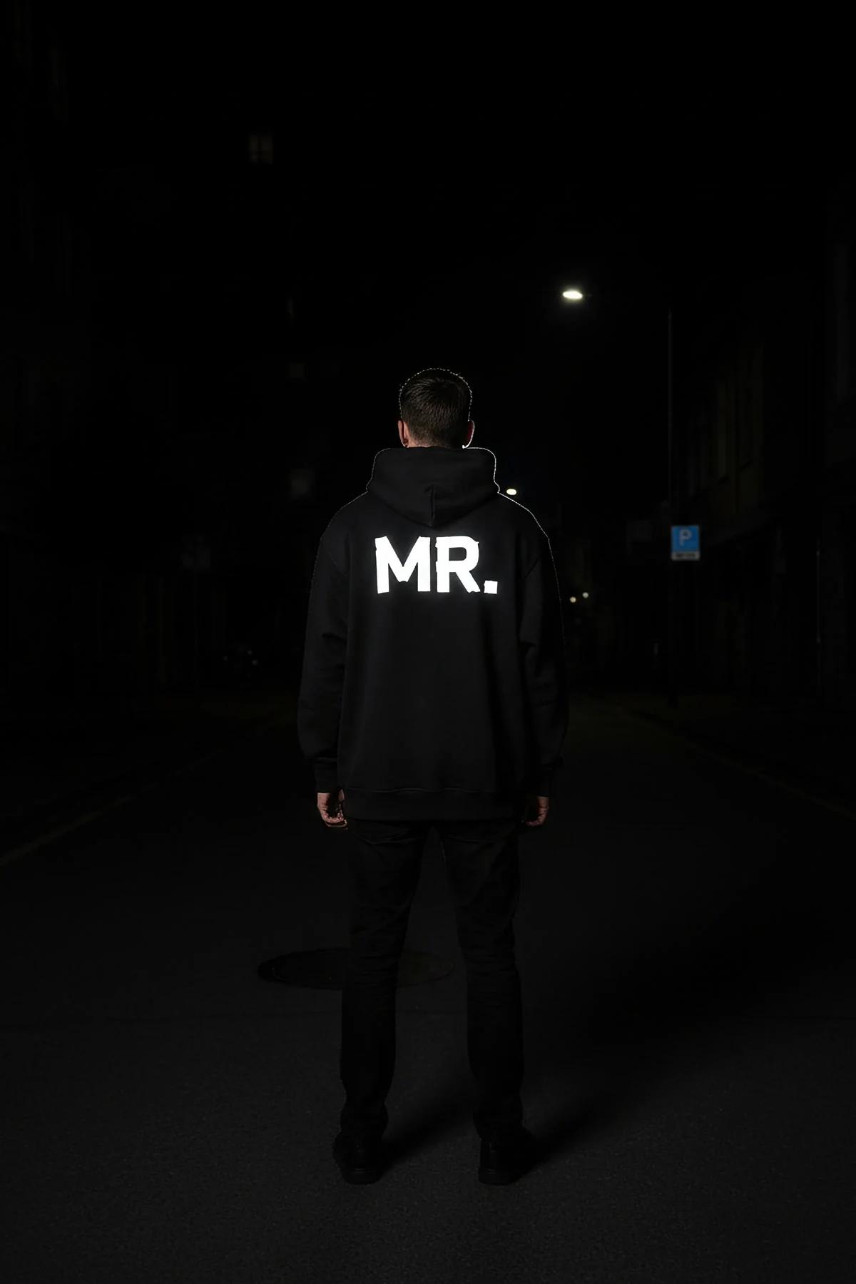 siyah oversize sweatshirt sırt görünüm MRS. yazısı reflektör ışık etkisi gece ortamı