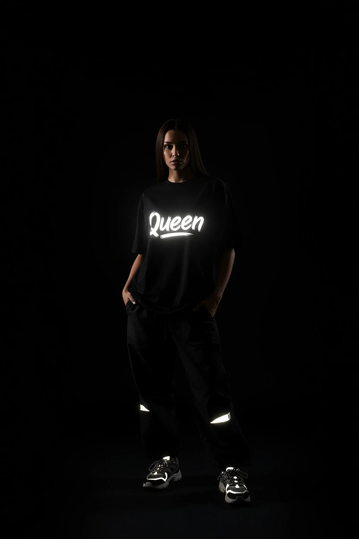 siyah oversize tişört önden görünüm göğüs hizasında Queen reflektör baskısı