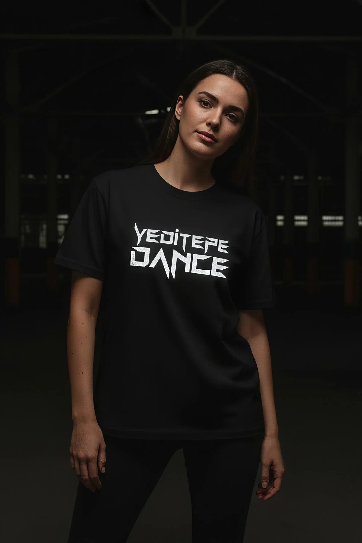 siyah oversize tişört reflektör baskı yakın çekim ışık altında parlayan beyaz logo detayı