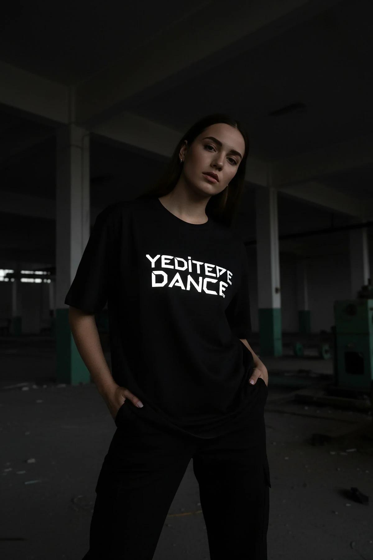front view black oversized t-shirt reflective white graphic print crew neckline dropped shoulders