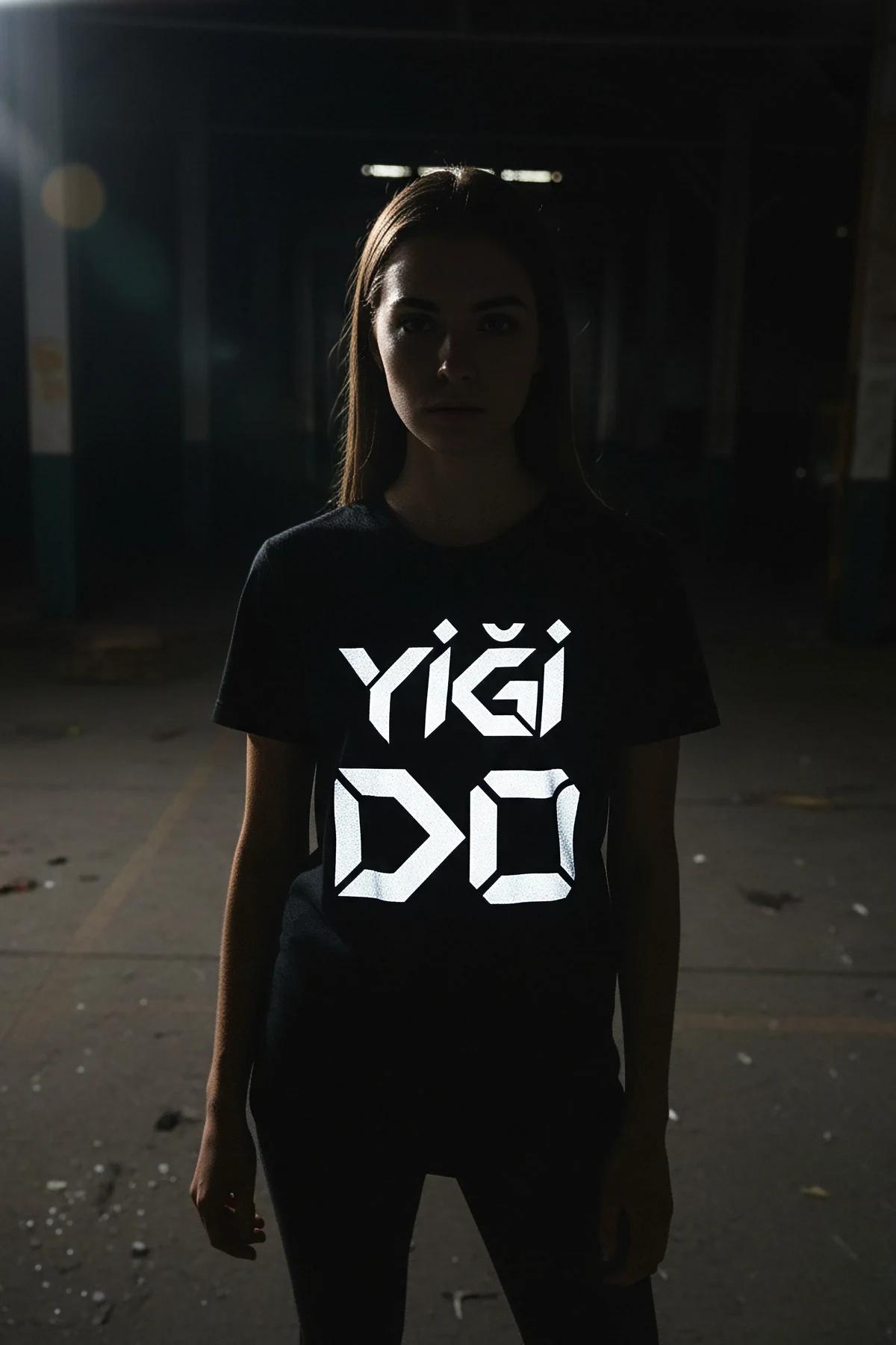 reflektörlü siyah oversize tişört ön baskılı YİĞİ DO geometrik font parlayan yazı