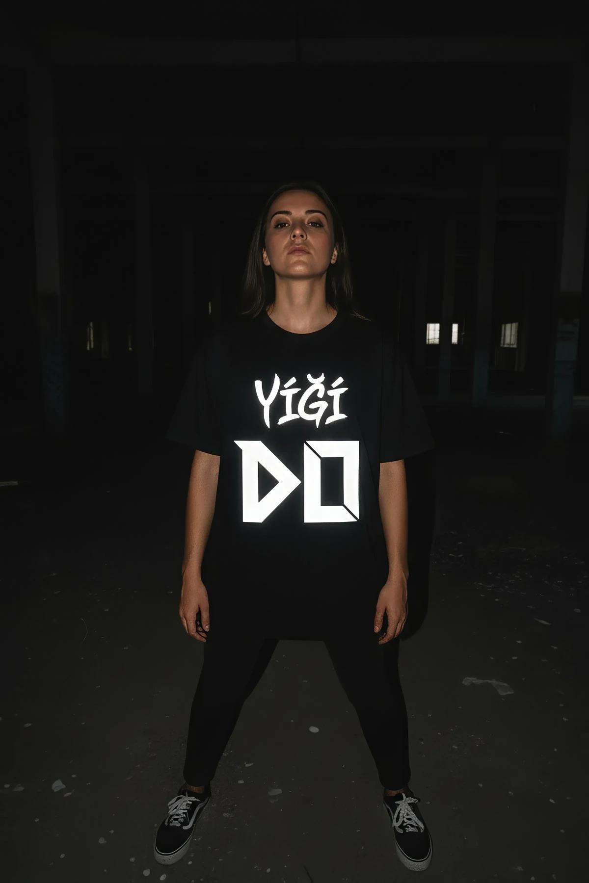 siyah oversize tişört gece flaş ışığında YİĞİ DO reflektör efekti tam cephe