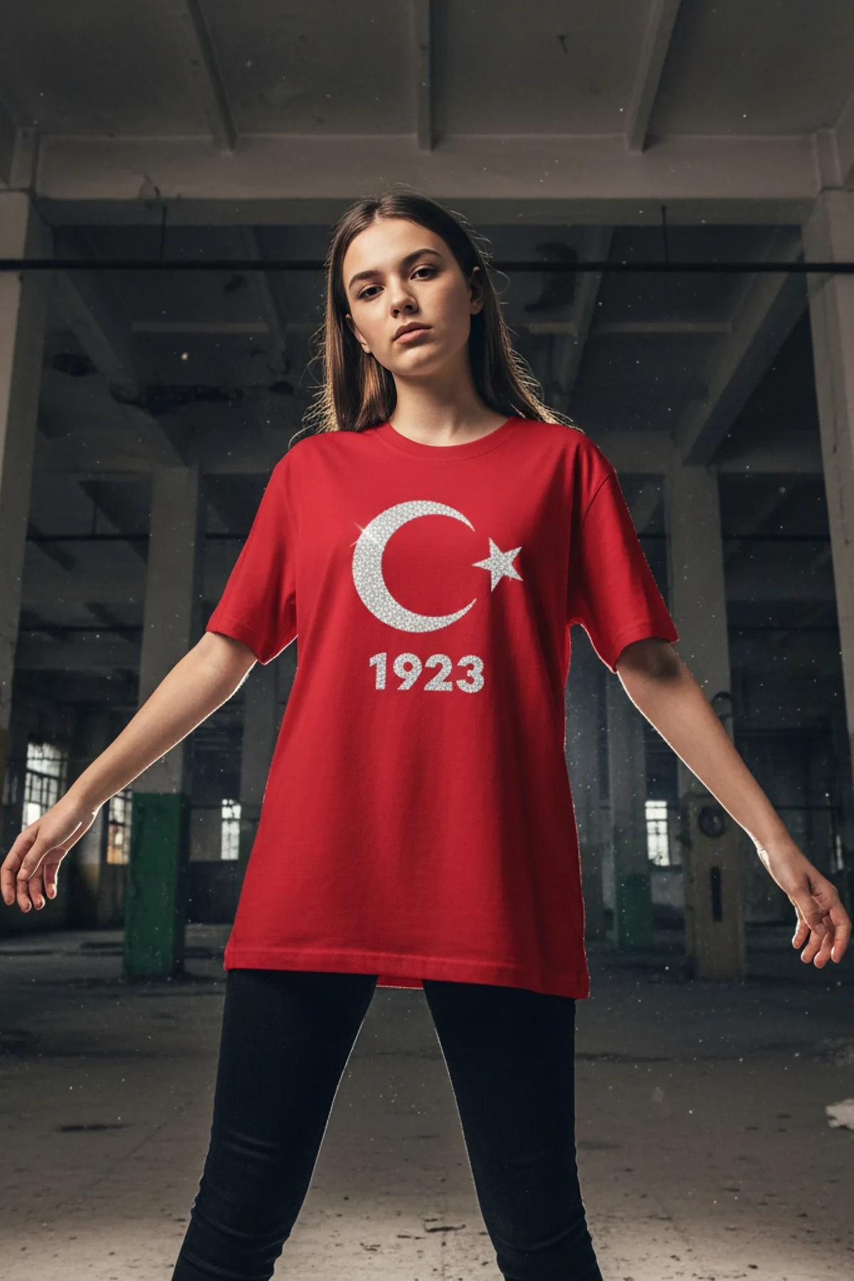 Kişiye özel reflektörlü kırmızı oversize tişört ay-yıldız ve 1923 baskılı ön görünüm