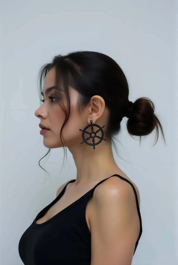 Siyah lazer kesim vegan deri dümen küpe, 8 kollu geometrik gemi dümeni formu, mat yüzey