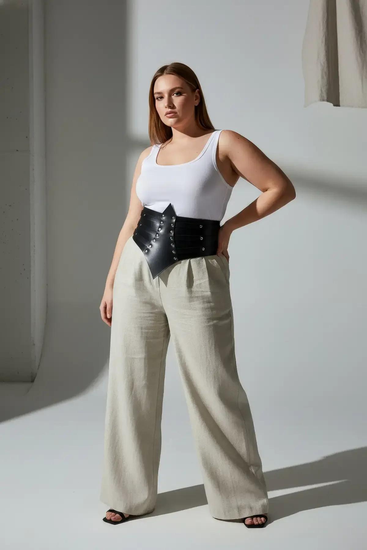 sivri uçlu siyah korsaj kemer krem bluz wide-leg pantolon kombinasyonu