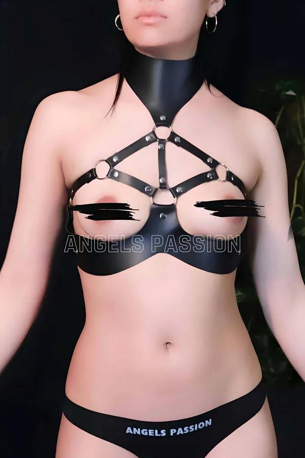 Siyah vegan deri choker yakalı çapraz şeritli göğüs harness, gümüş O-ring ve perçin detayları