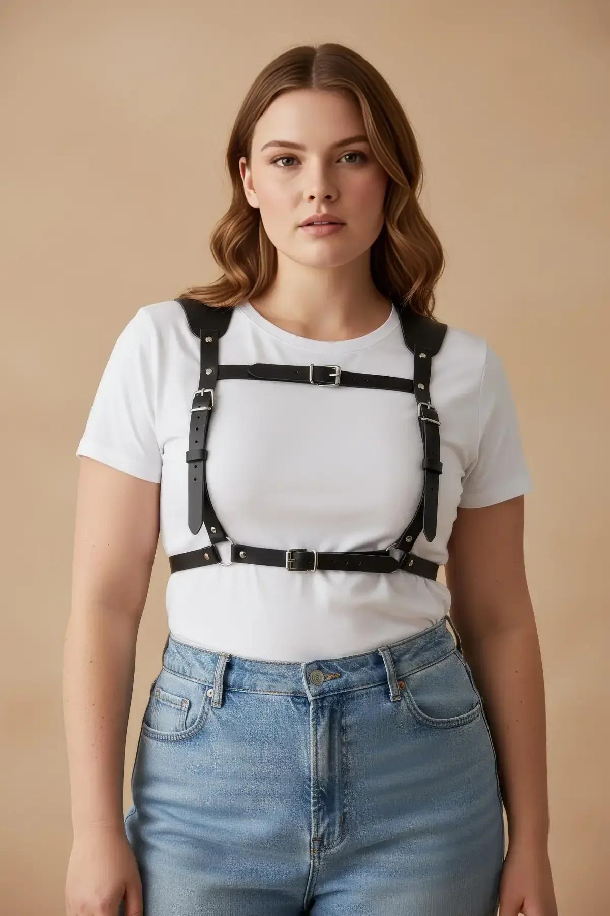siyah korse harness krem triko üstünde günlük kombin bej pantolon ile