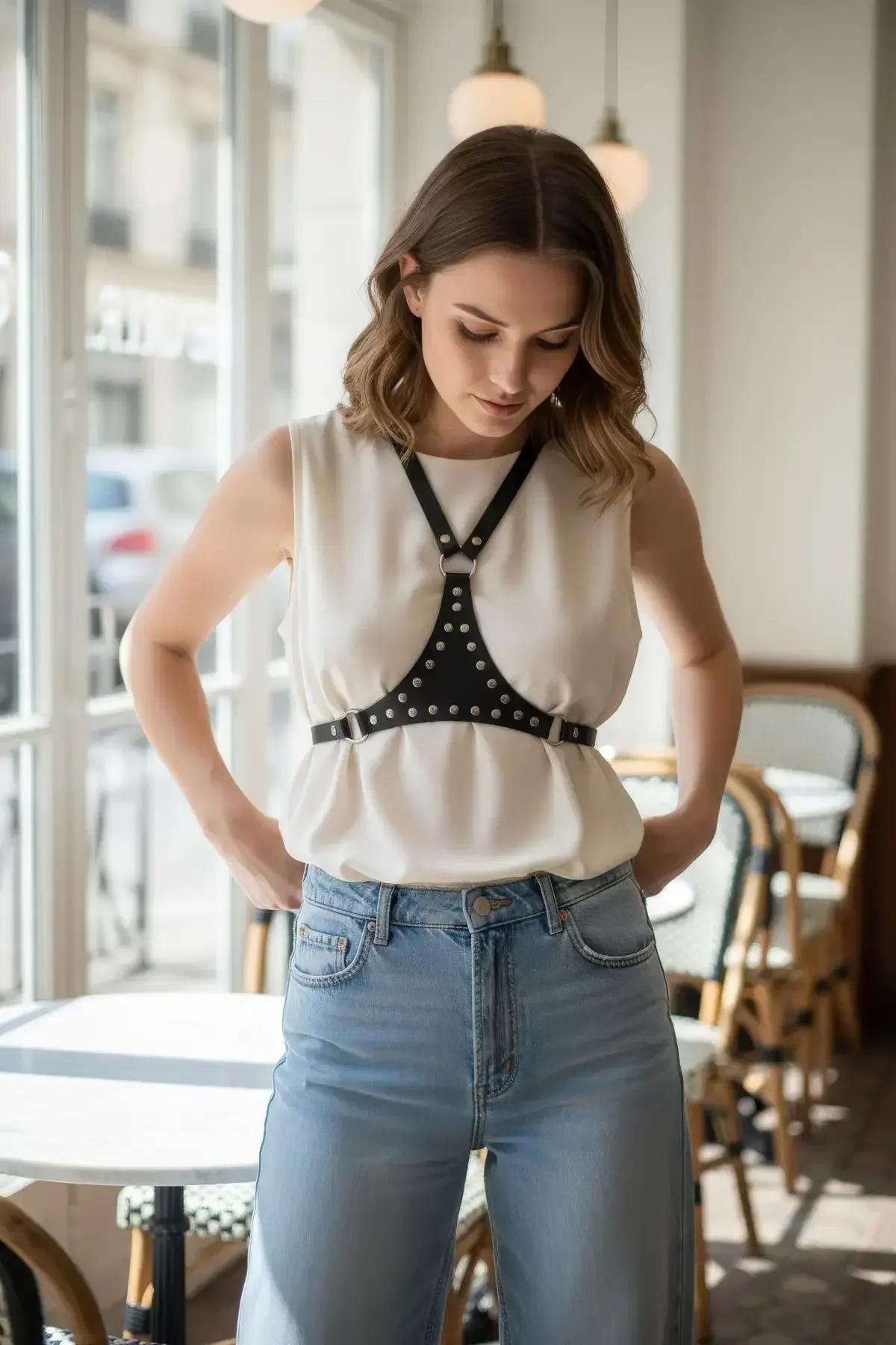 siyah vegan deri göğüs harness aksesuar gümüş çivi sıralı ön görünüm