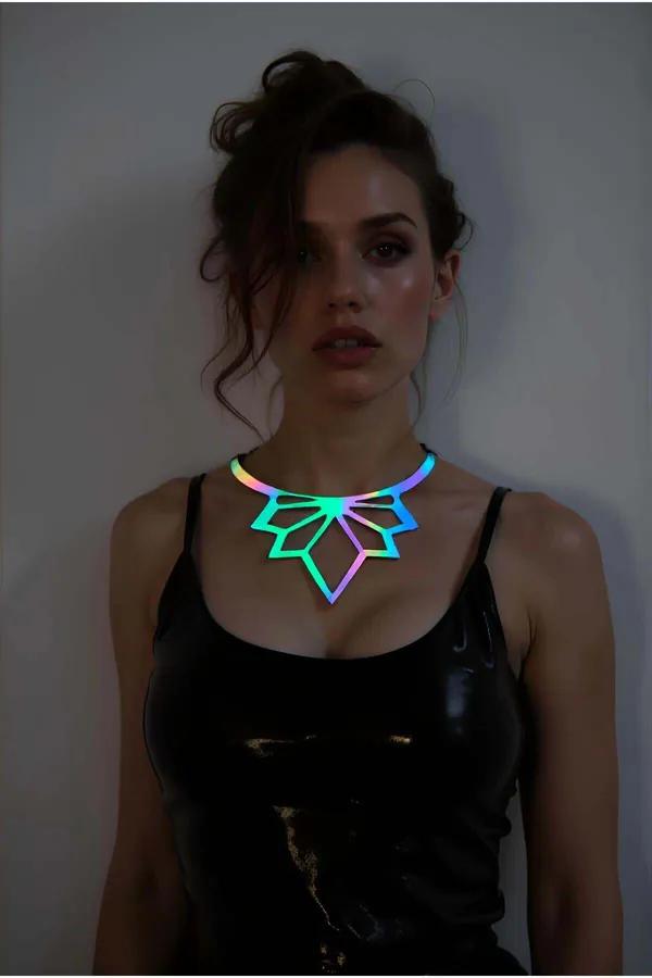 Rainbow reflektörlü lotus choker kolye lazer kesim geometrik pandantif siyah bant boyunda
