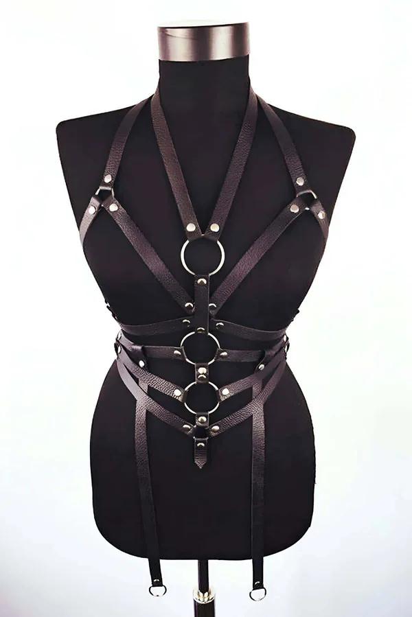 Koyu kahve suni deri full body harness, V-şekilli göğüs bantı, çift O-ring bel ve garter askıları, gümüş metal donanım