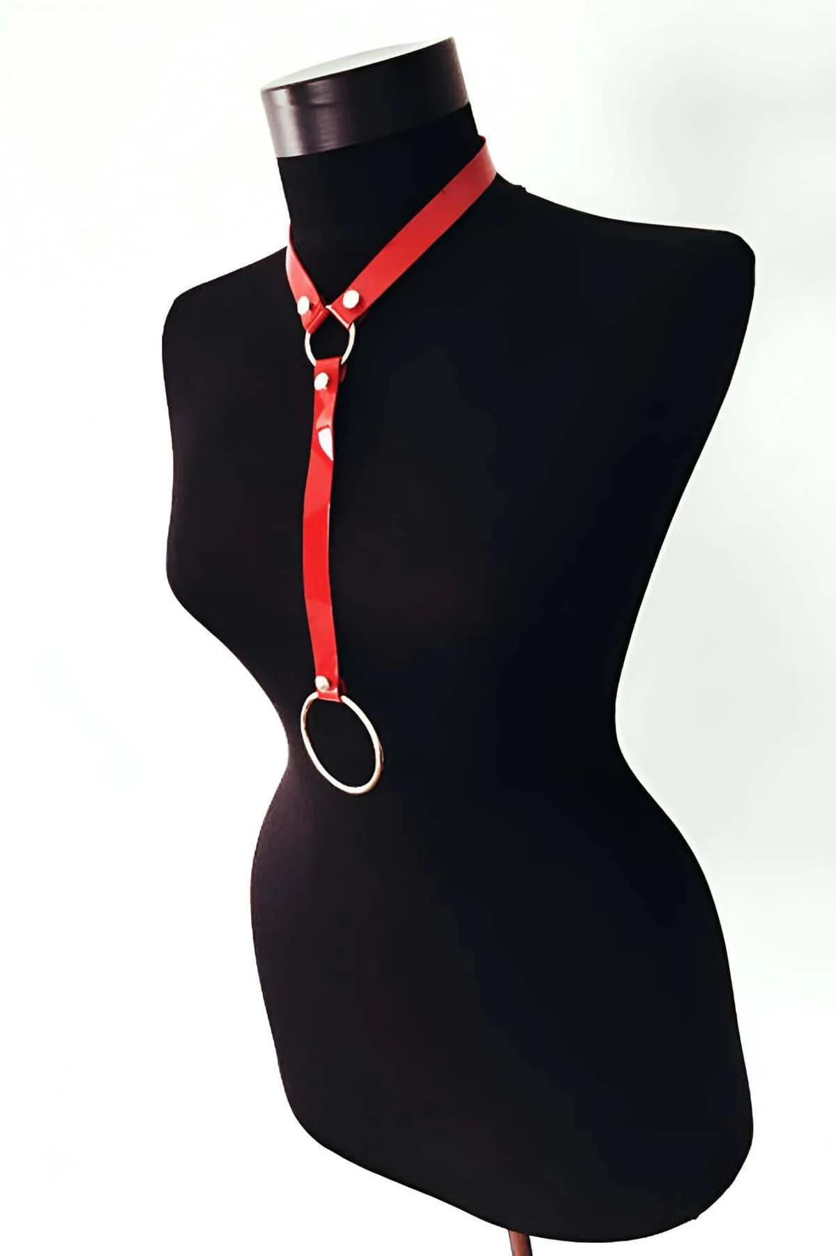 Red glossy patent choker harness showing 28 cm vertical strap drop to O-ring detail