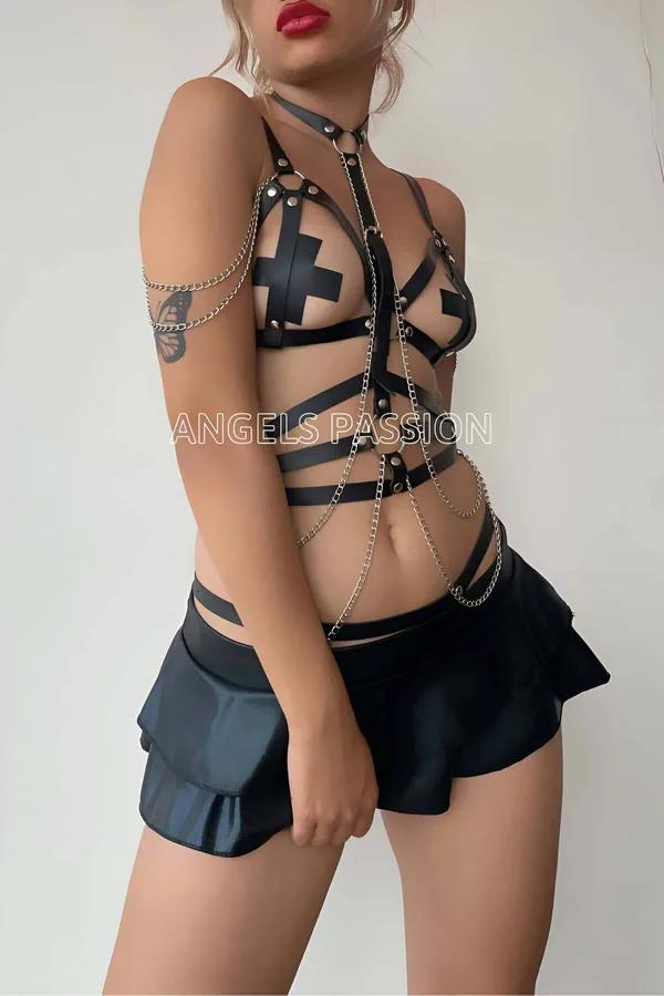 ឈុតហ្គក់ PU leather ខ្មៅ ខ្សែច្រវ៉ាក់ប្រាក់ 3 ខ្សែ រចនាបថឆ្កាងទ្រូង rivet ប្រាក់ ជាមួយស្បៃខ្លីខ្មៅ