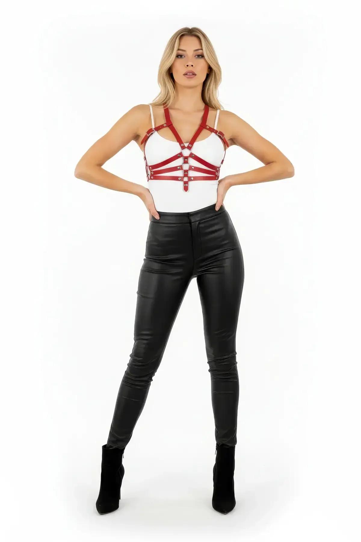 Kırmızı PU deri harness siyah bralette üzerine giyim kombinasyonu