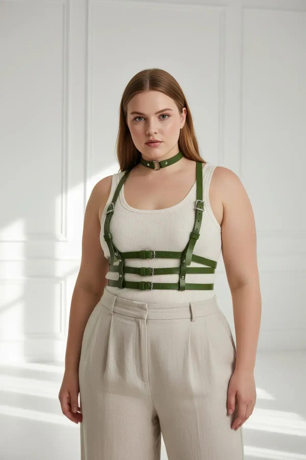 haki harness boyun choker bandı ve D-halka yakın çekim aksesuar detayı