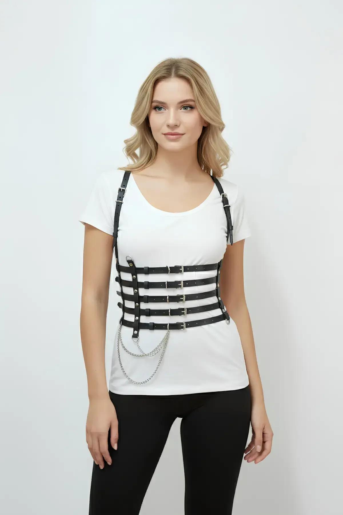 siyah çok bantlı korse kemer beyaz crop top ve siyah pantolon kombininde