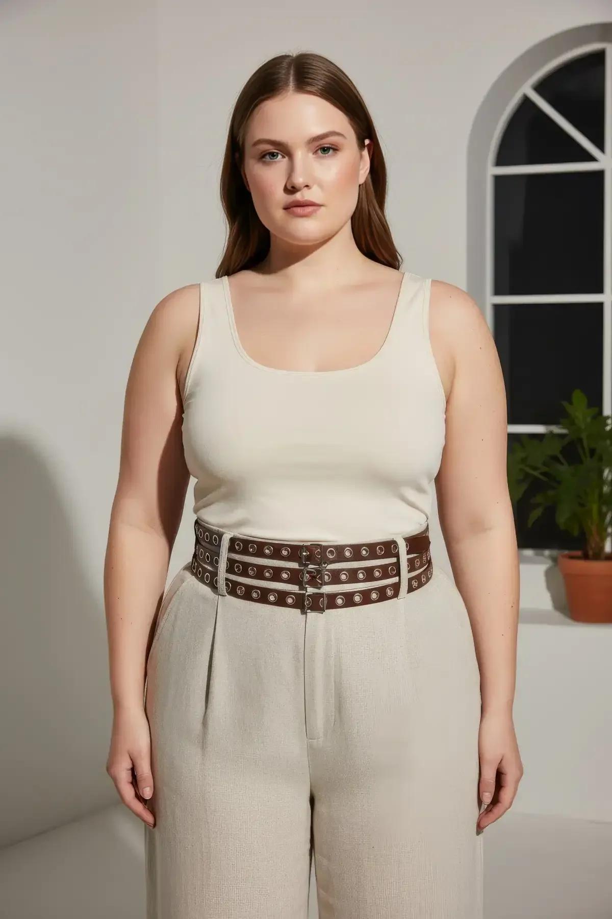 Plus size kadın koyu kahve üç sıra halkalı geniş kemer vegan deri mat yüzey detayı