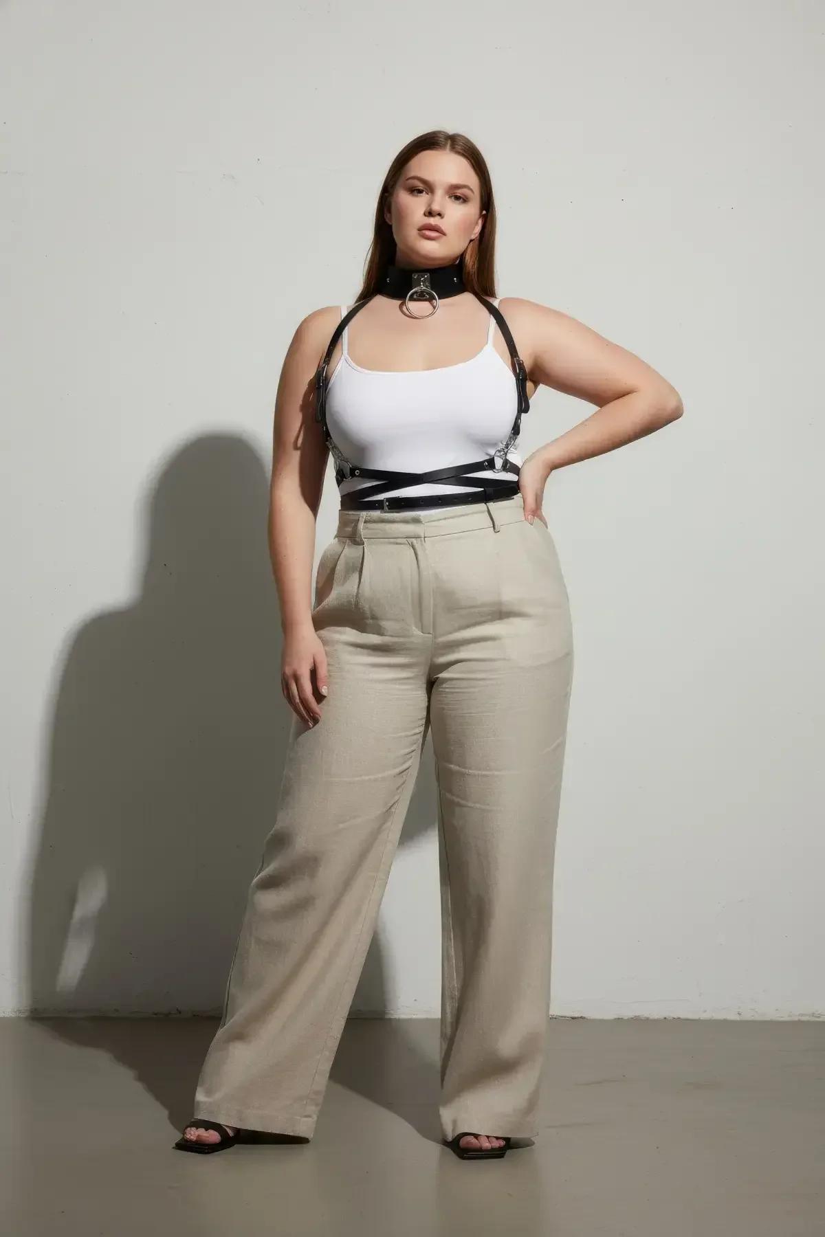 siyah deri harness beyaz tişört üzerinde çapraz askı X formu önden görünüm