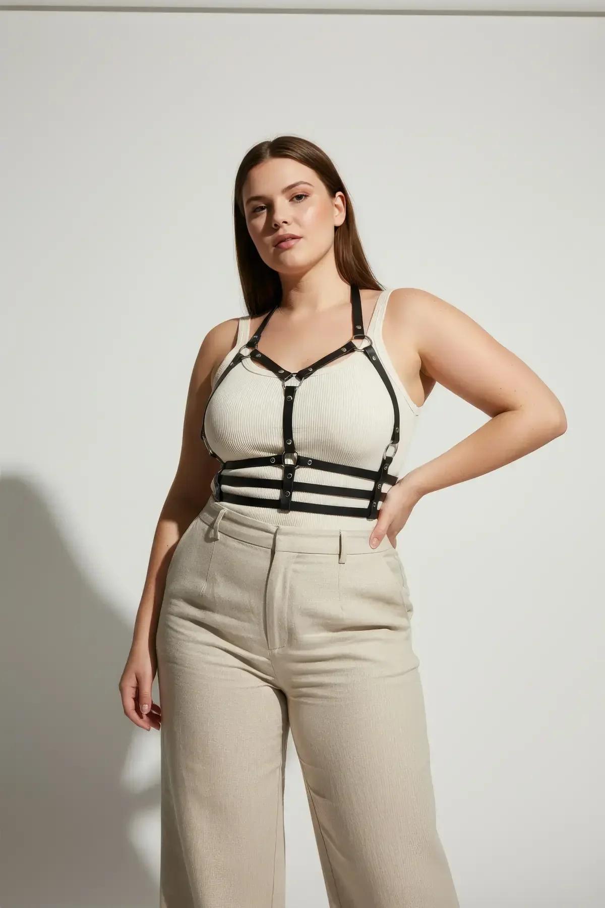 vegan deri harness omuz askısı ve bant kavşak noktası gümüş metal toka detayı