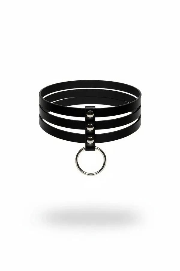 Siyah vegan deri üç bantlı choker gümüş O-halka ve perçin detayı beyaz fon