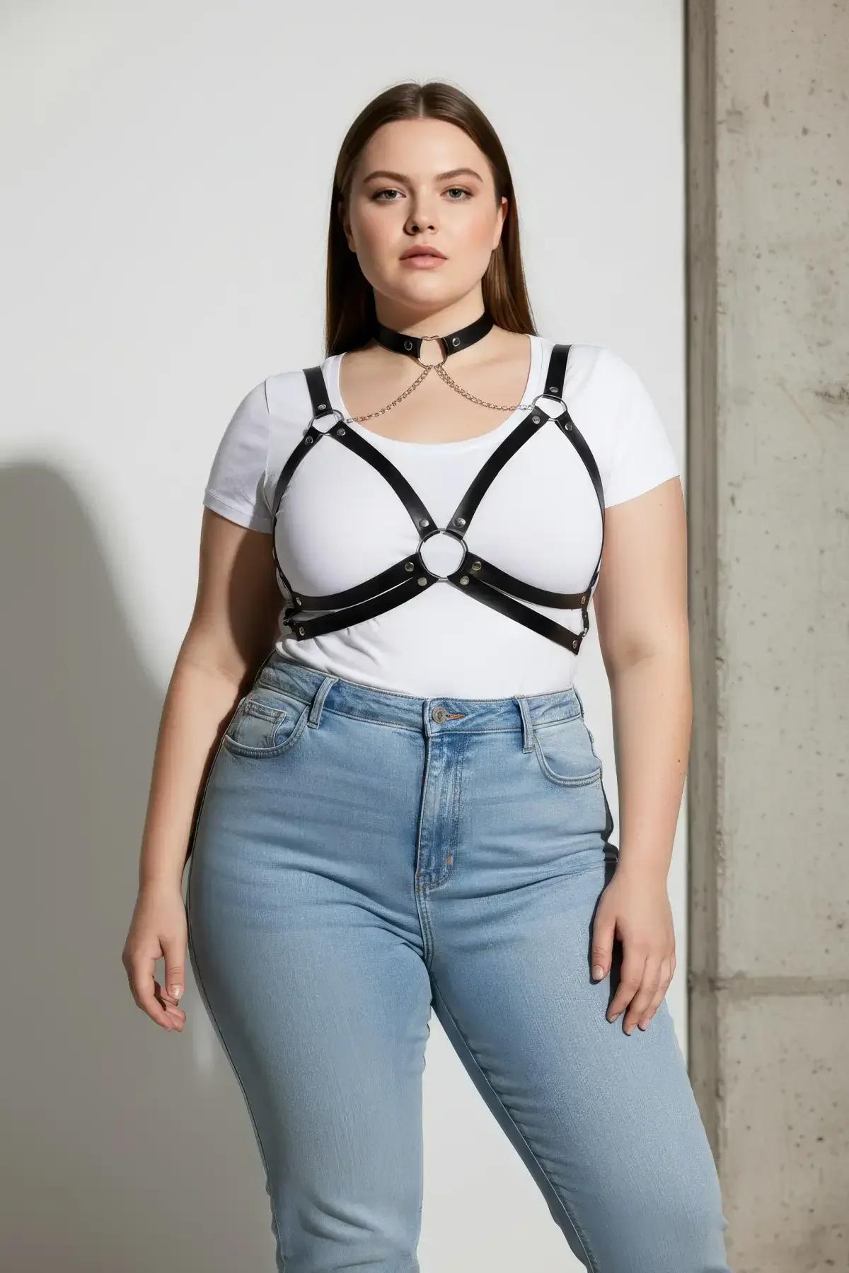 siyah vegan deri harness beyaz body üzerine kombine günlük kullanım
