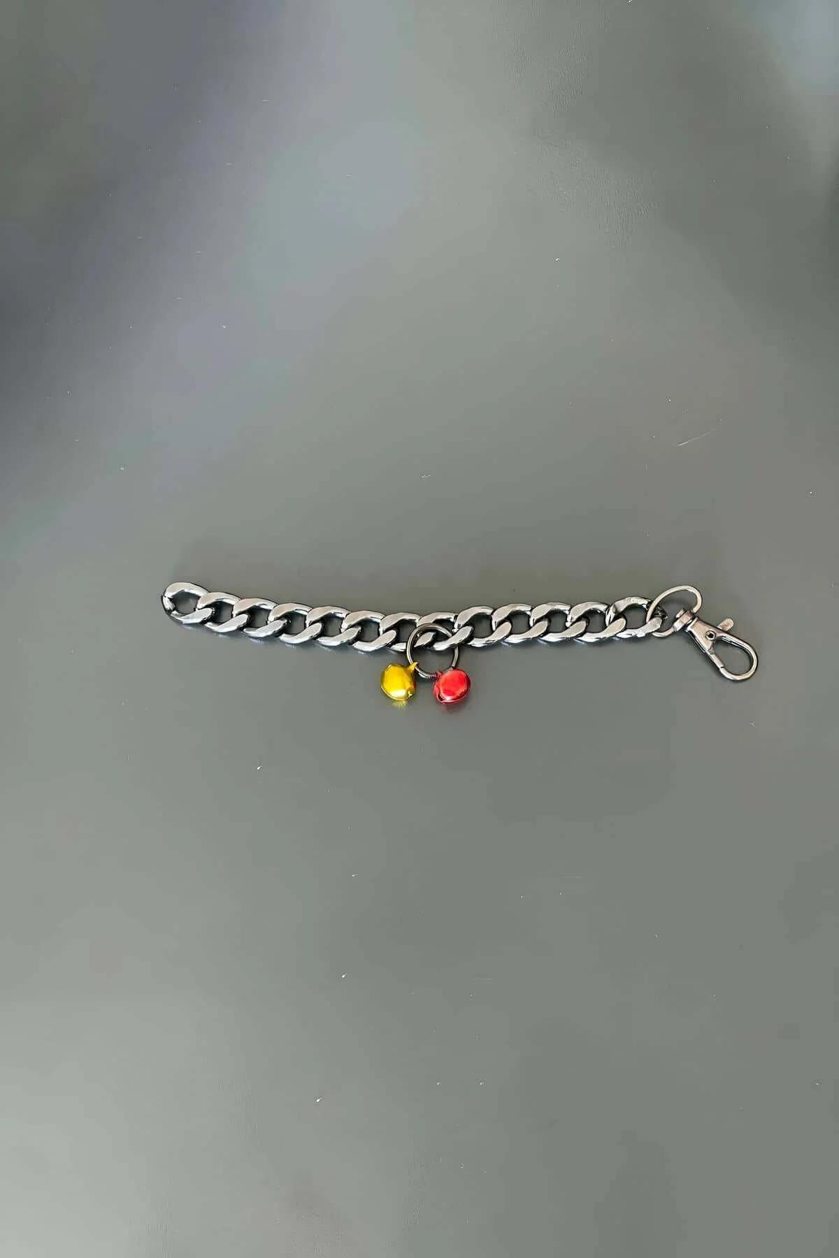 Lobster clasp detail of silver metal chunky chain cat choker