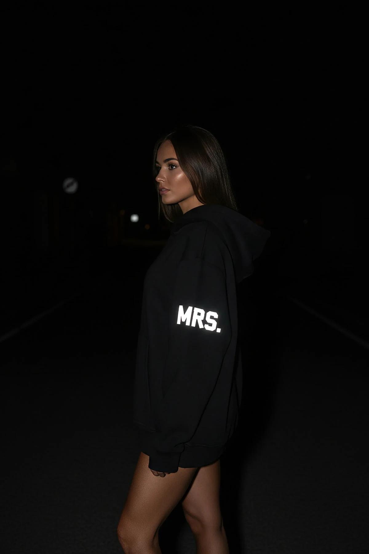 siyah oversize kapüşonlu sweatshirt MRS. reflektör sırt baskısı gece karanlığında beyaz parlayan yazı