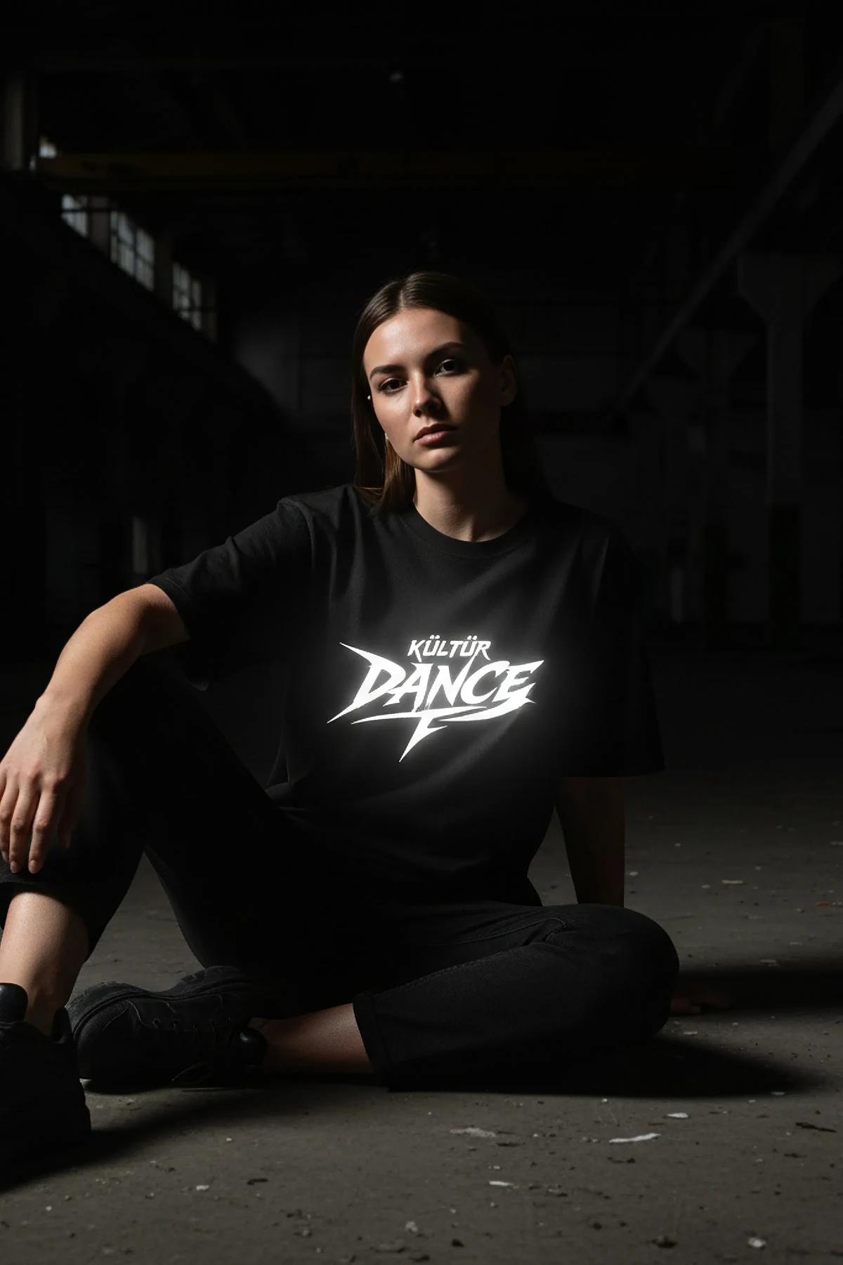 oversize siyah tişört göğüste KÜLTÜR DANCE reflektörlü beyaz grafik baskı pamuklu