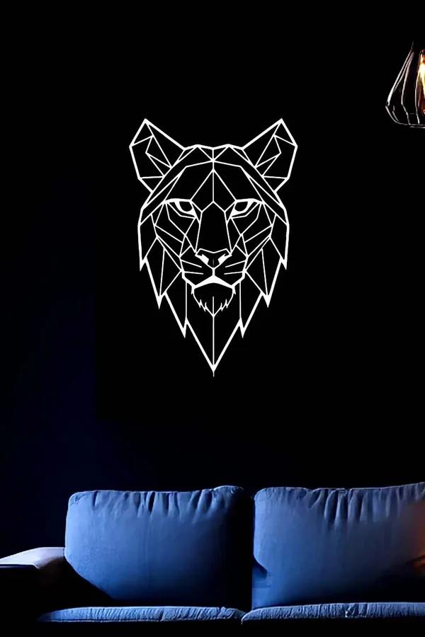 Beyaz geometrik low-poly aslan başı metal duvar dekoru siyah duvar üzerinde salon ortamı