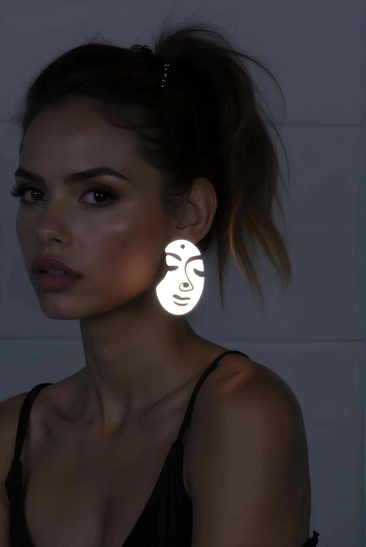 reflektörlü soyut kadın yüzü küpe parlak beyaz plaka gece aksesuar