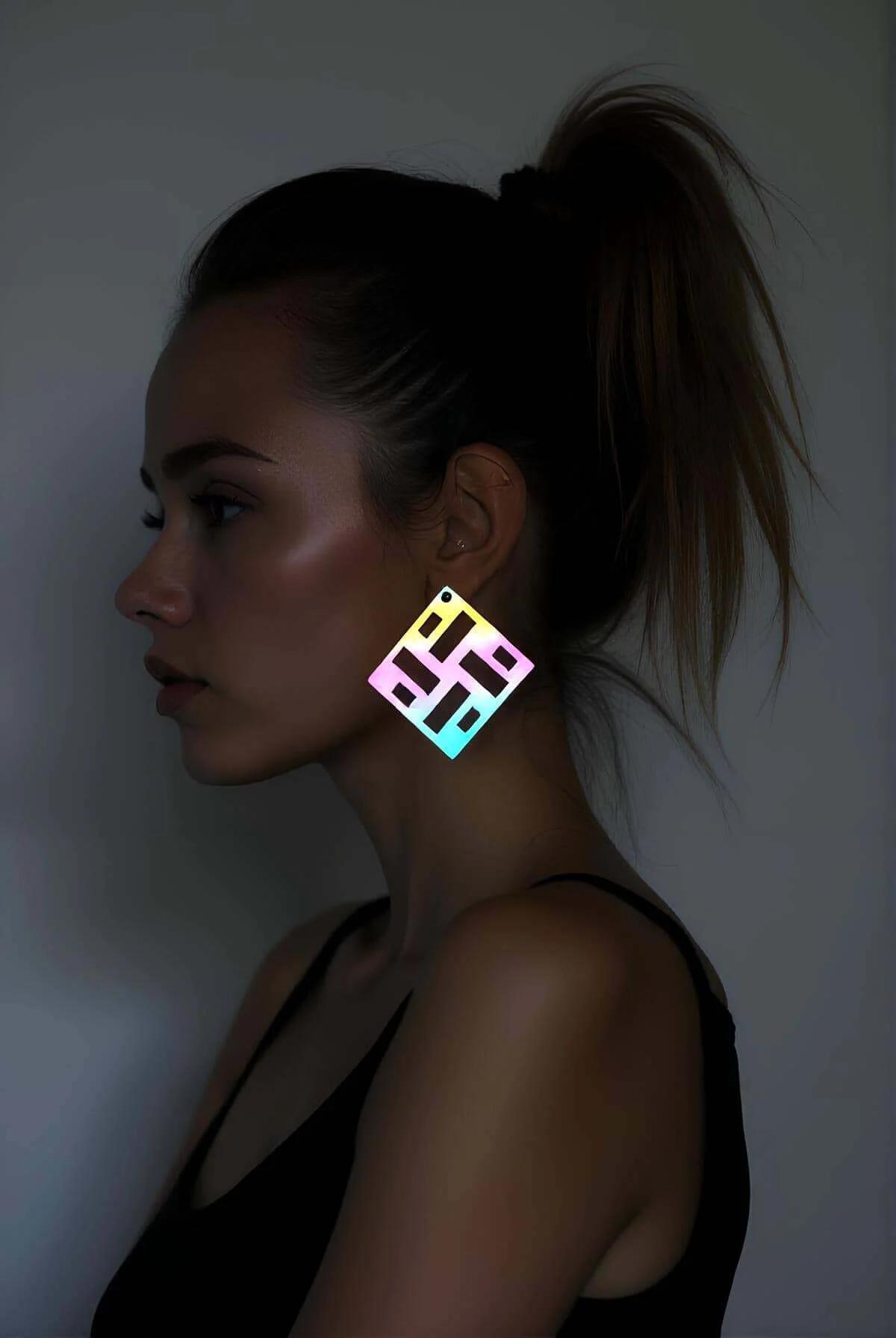 Gökkuşağı reflektörlü kare küpe holografik pastel pembe mavi sarı lazer kesim geometrik ızgara deseni