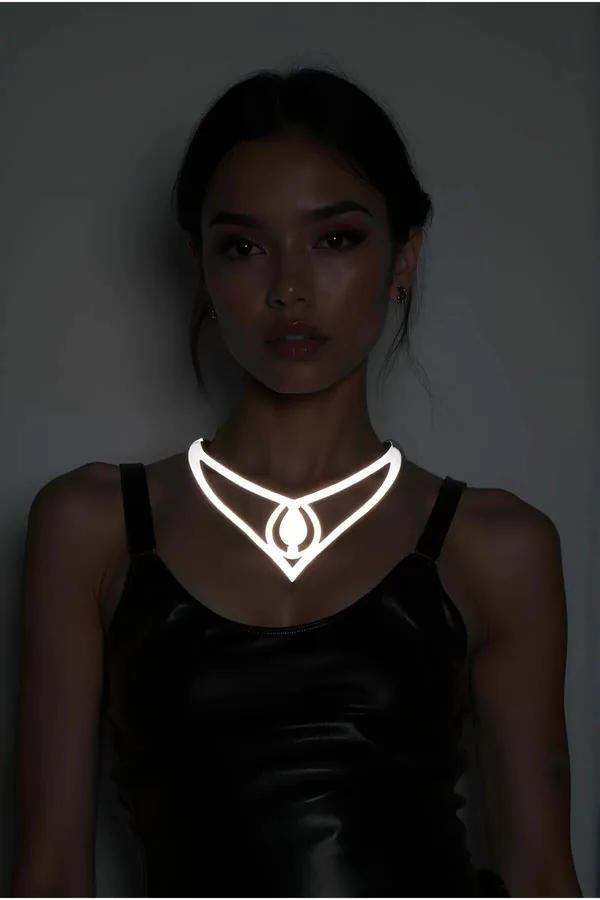 Beyaz reflektörlü lazer kesim V kanat damla choker kolye karanlıkta parlayan gece aksesuar