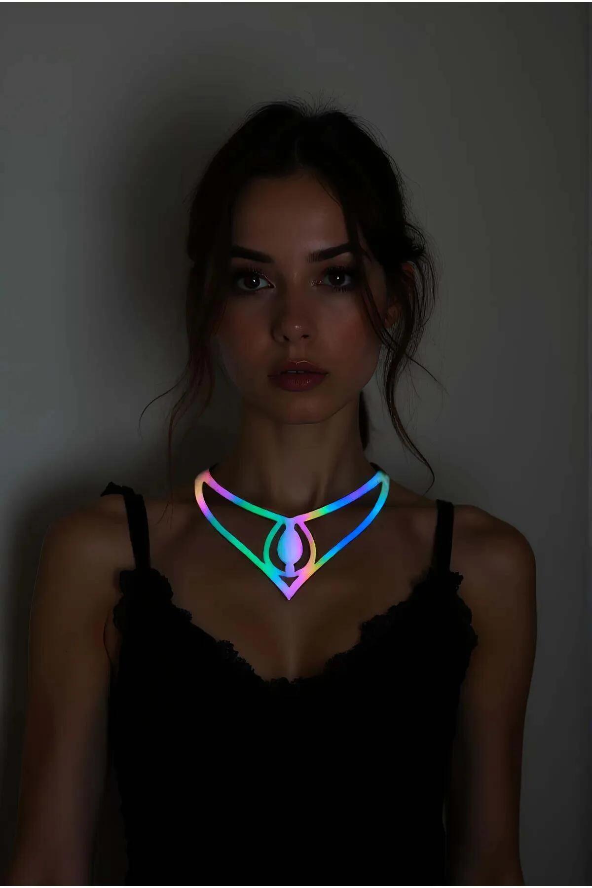 Gökkuşağı reflektörlü lazer kesim damla choker kolye V formlu holografik yüzeyli kadın boyun aksesuarı