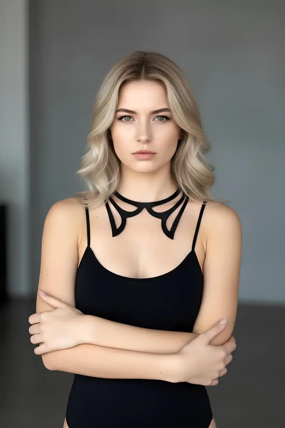 lazer kesim siyah vegan deri choker kolye üç bantlı geometrik kesim boyunluk