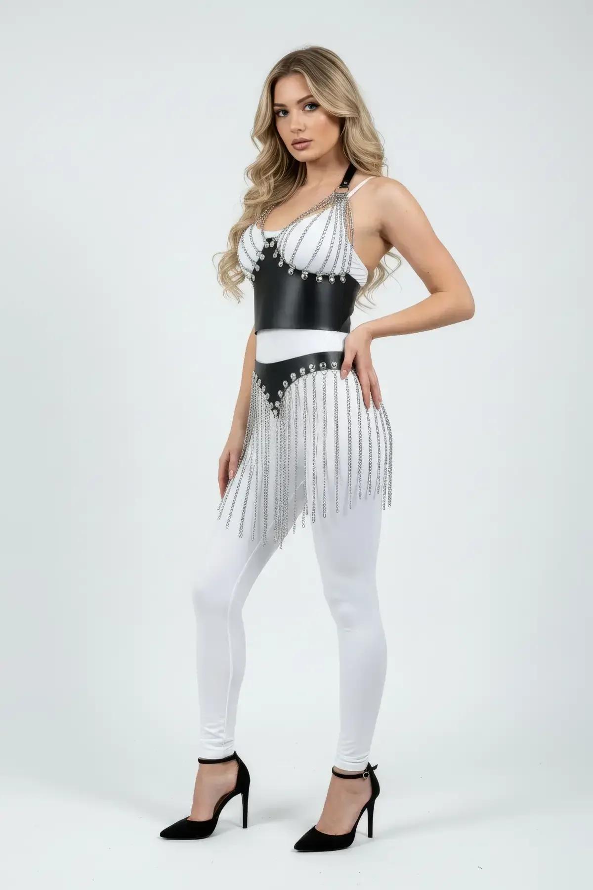 Siyah vegan deri görünümlü korse ve beden harness, gümüş zincir saçaklar ve kristal taş süslemeli